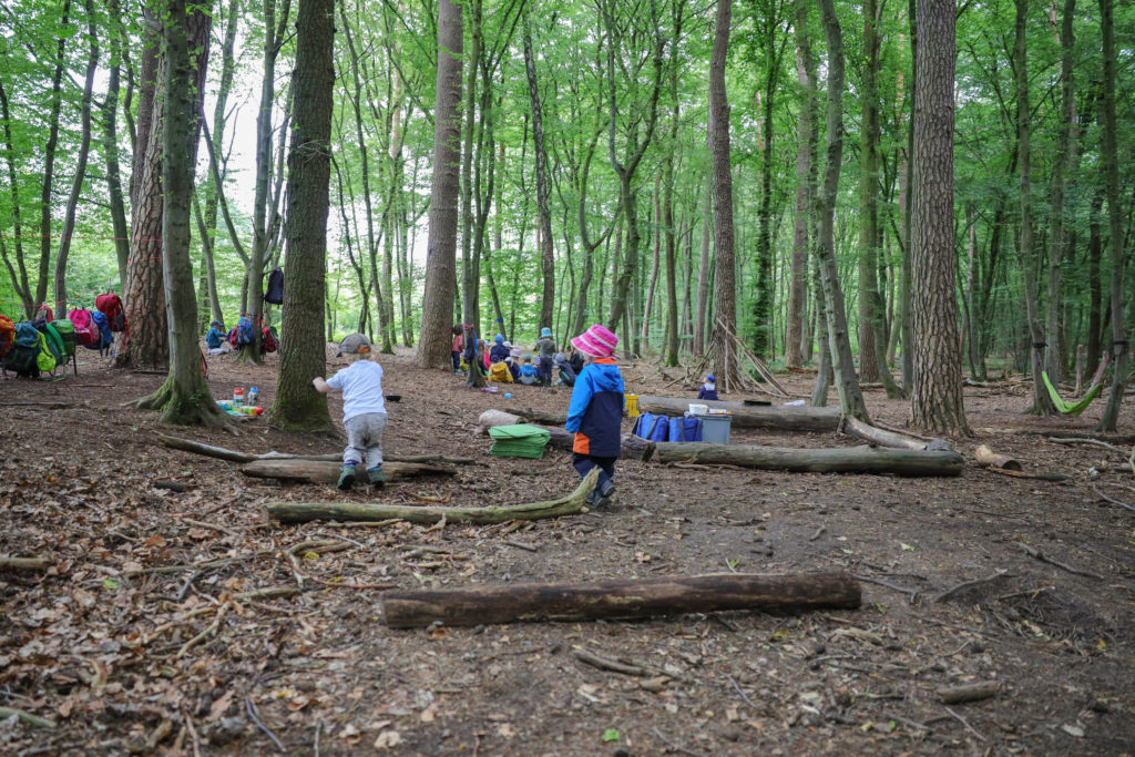 Kinder des Naturkindergartens im Freien